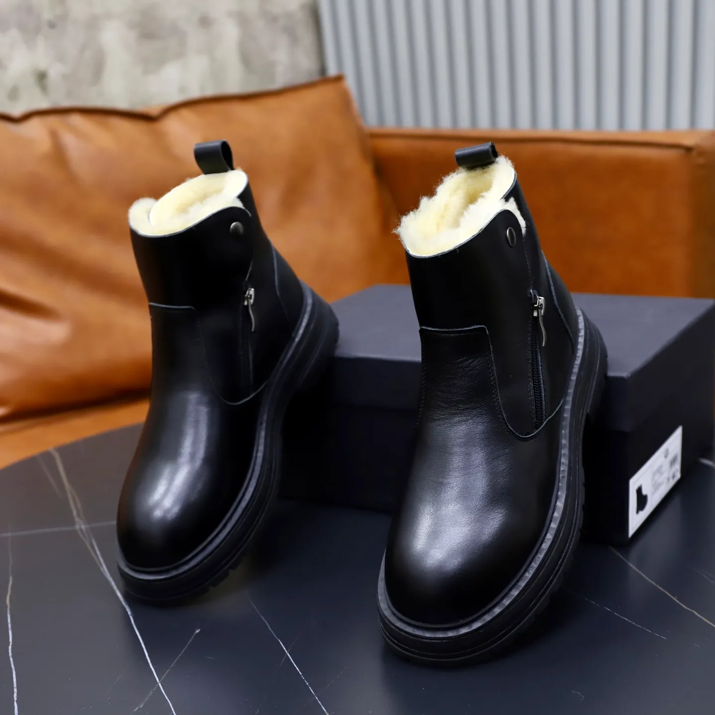 Ex-factory price: 680💰Thick wool imported from Australia Brand: UGG genuine purchasing agent Size: 38-44 (customized in 45) Grade: Official website 1:1 Material: First-layer genuine leather waterproof and antifreeze upper Real wool lining Original non-slip Soft wear-resistant outsole Style category: Men's casual shoes Trendy style Comfortable on the feet Color: Official website color synchronization